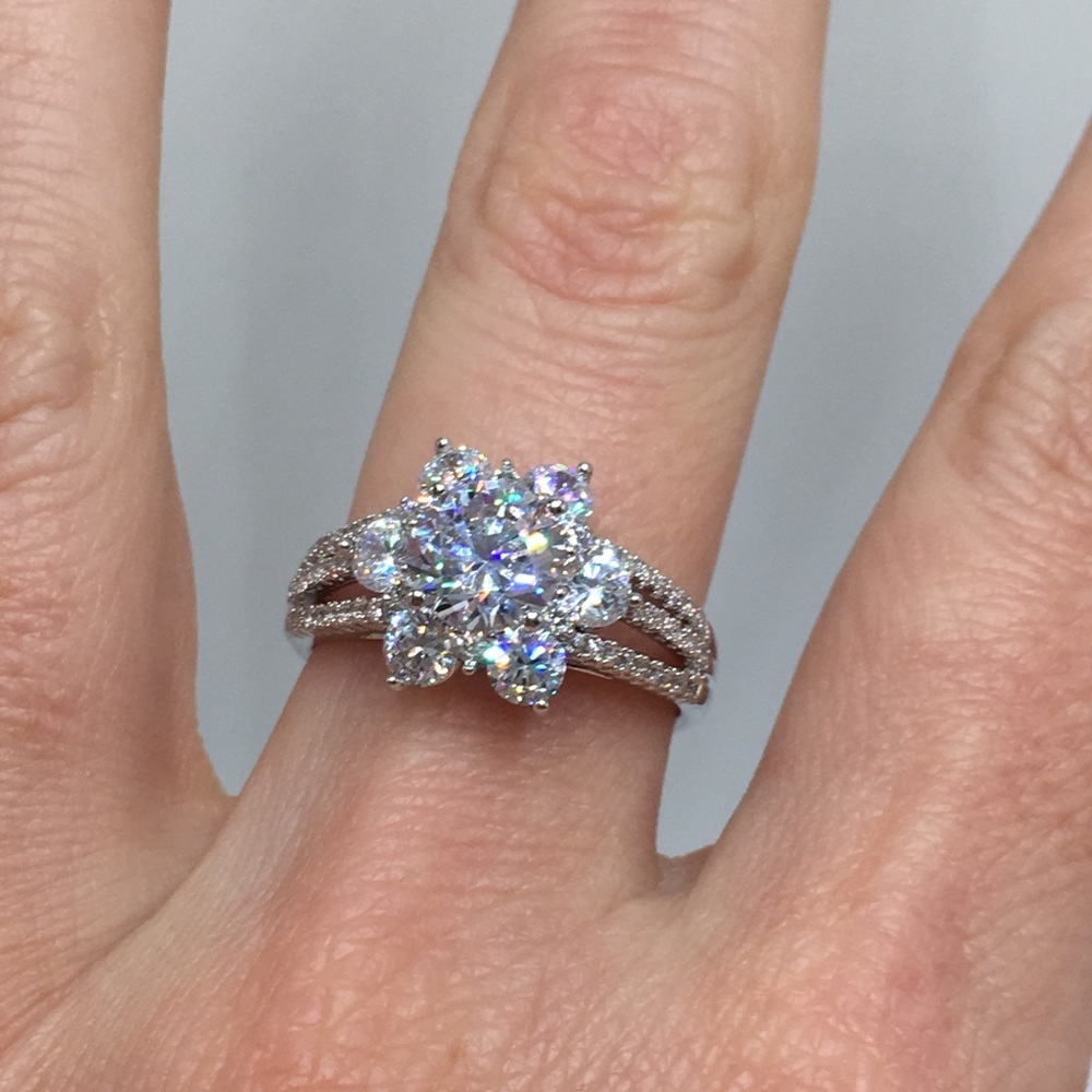 18k white gold diamond halo engagement bridal ring - Picture 8 of 8